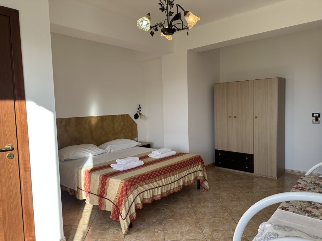 Camera con armadio e letto matrimoniale