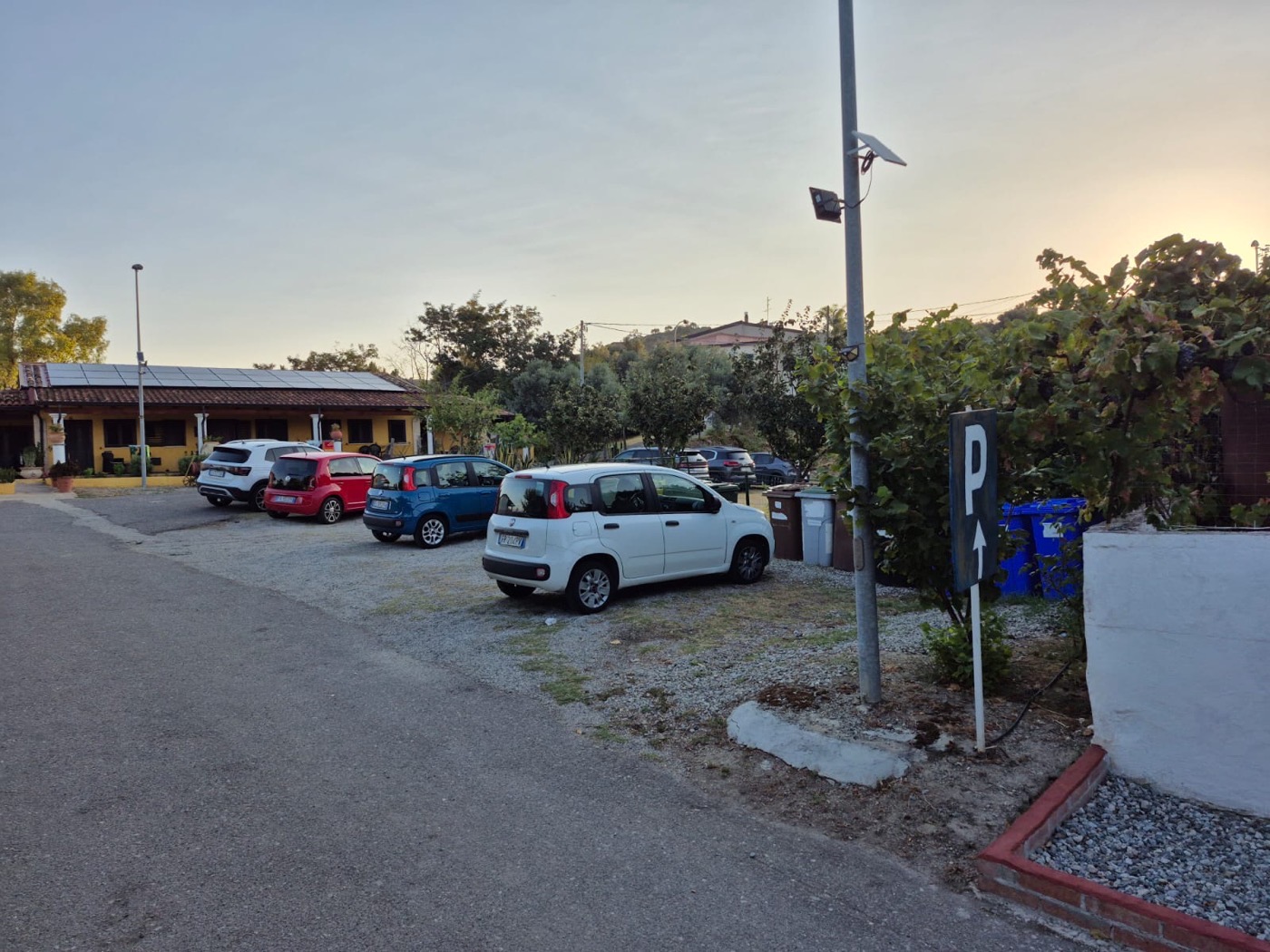 Il parcheggio interno al tramonto, con le auto degli ospiti