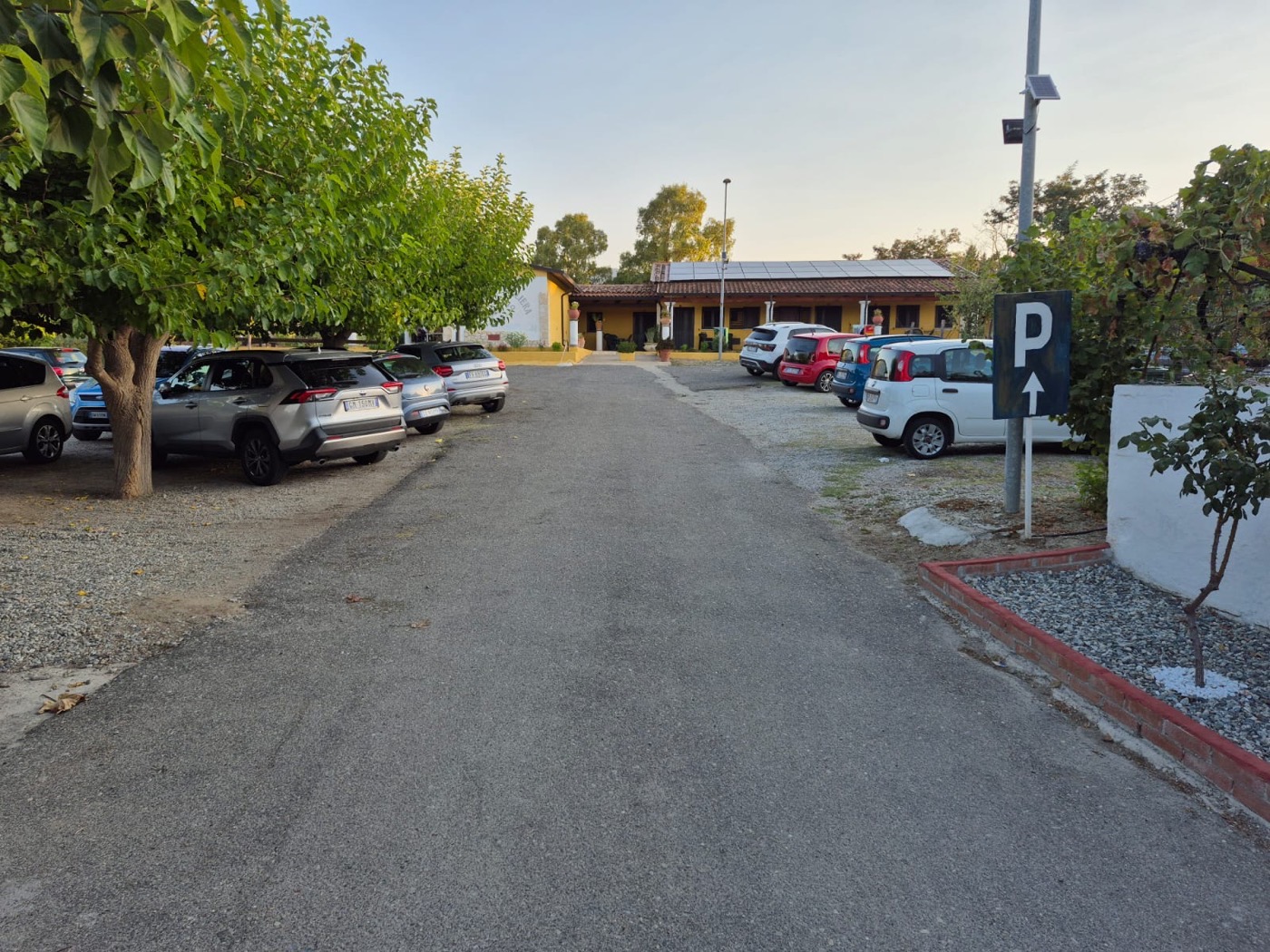 Il viale del parcheggio visto dall'ingresso